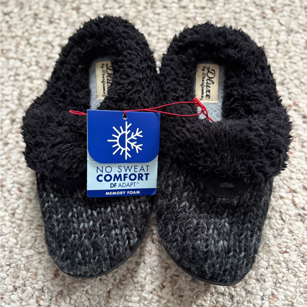 BNWT DLuxe by Dearfoams girls slippers.  Size S (5-6).
